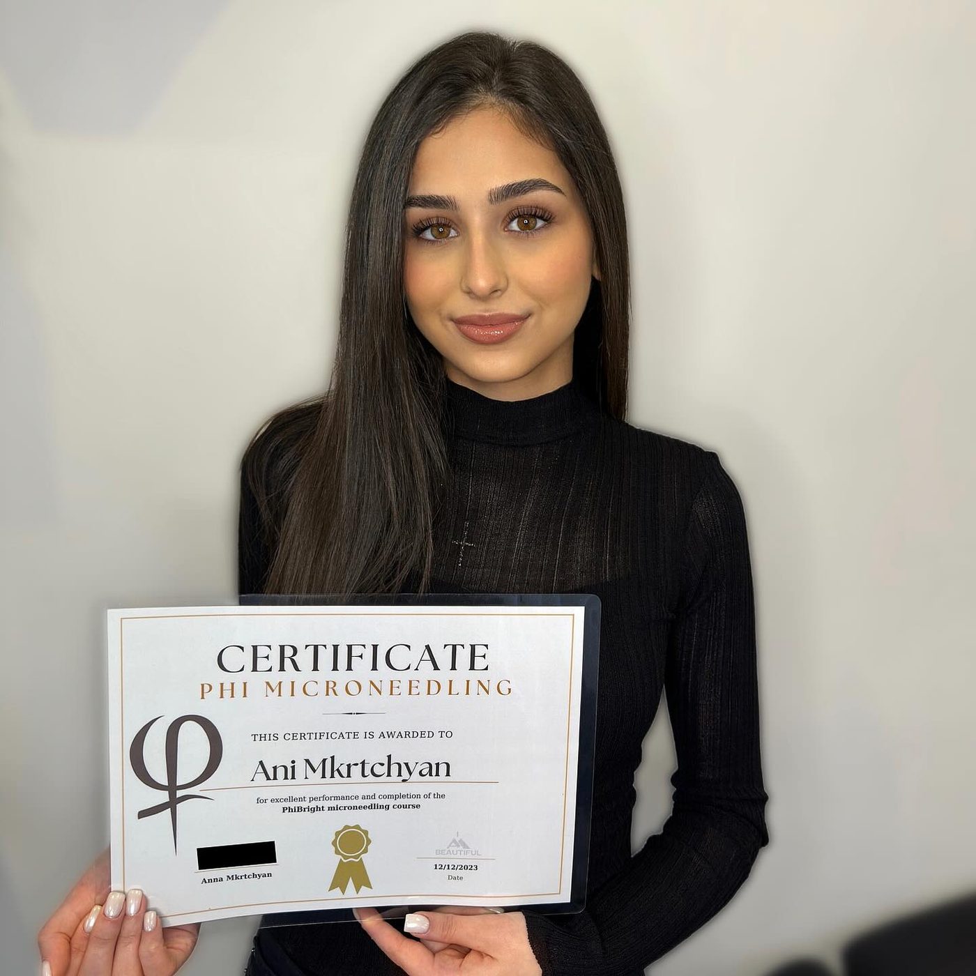 Ani Mkrtchyan met haar certificaat PHI Microneedling