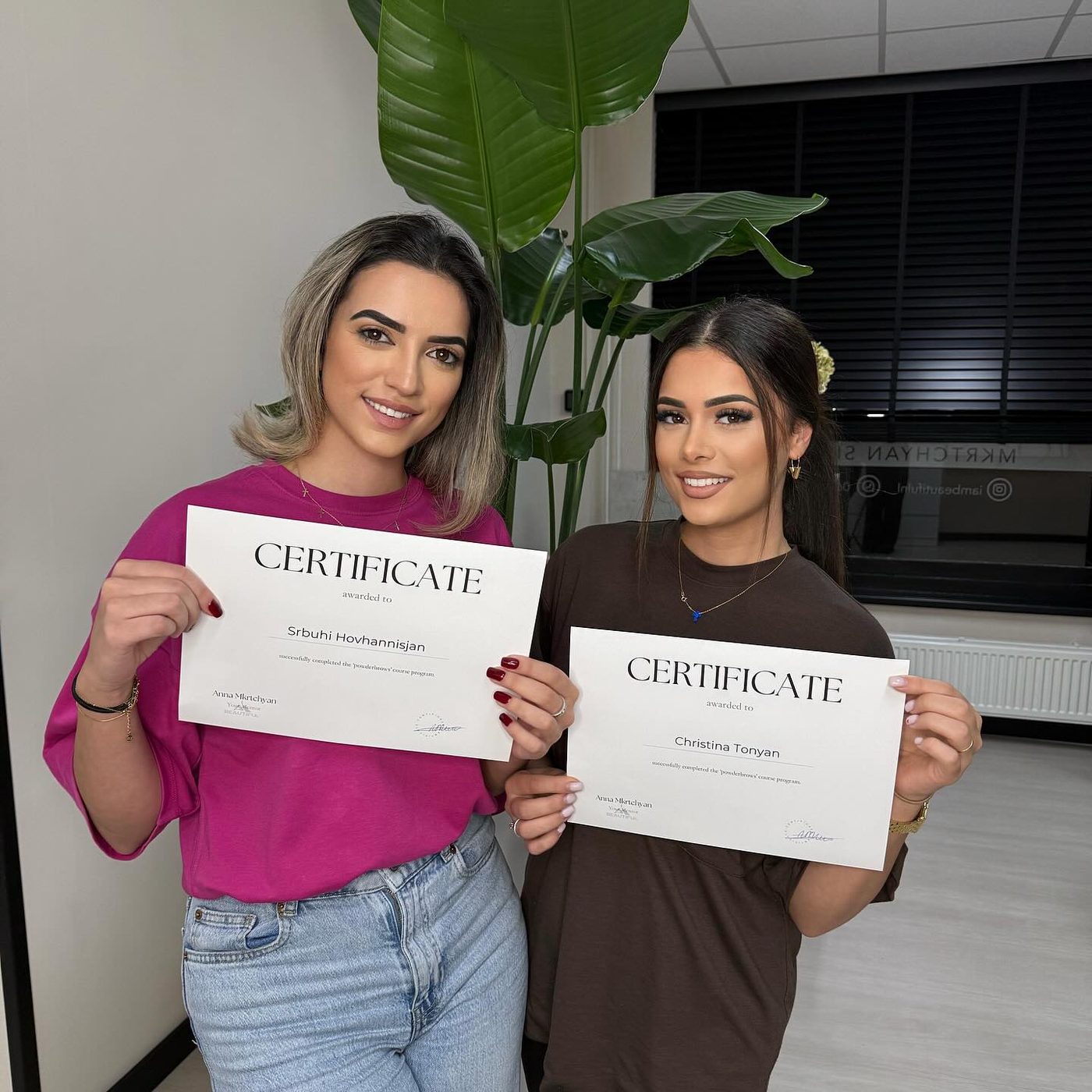 Twee cursisten met hun certificaat powderbrows