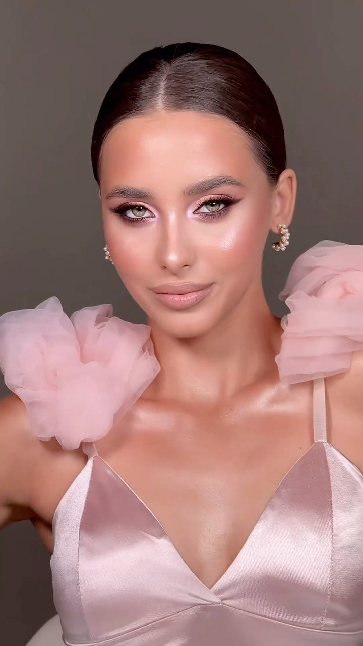 Glam make-up met een roze satijnen jurk