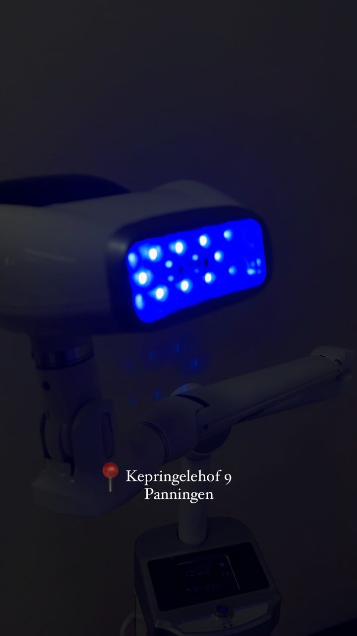 Het diodelaser-handstuk in de salon, blauw oplichtend