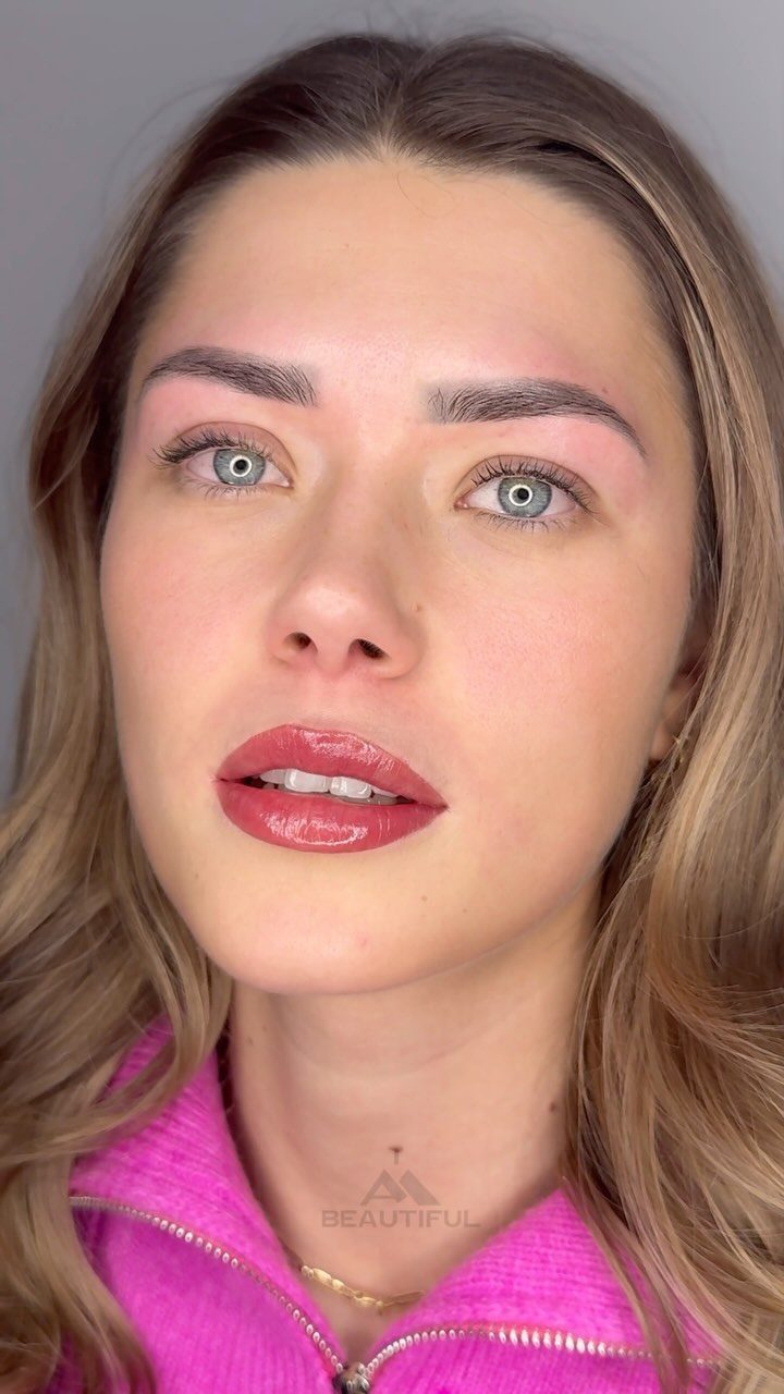Klant met lip blush en wenkbrauwen