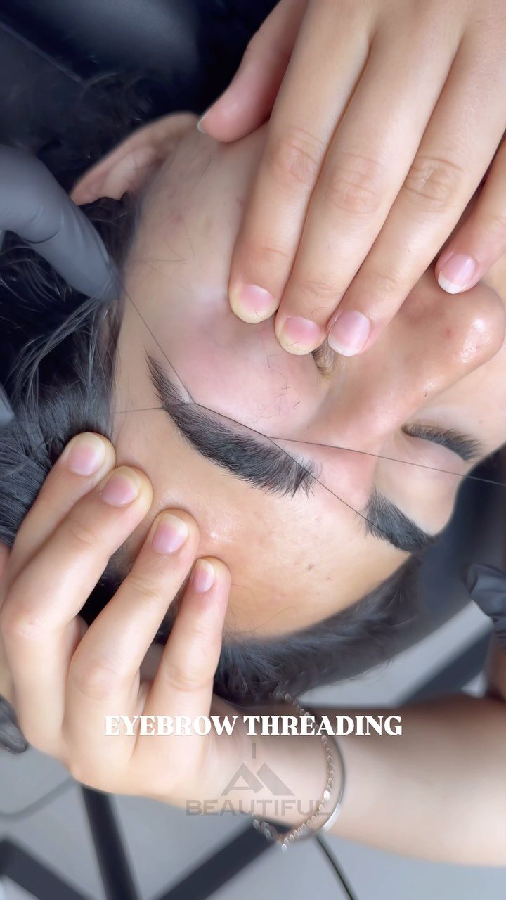 Wenkbrauwen epileren met draad in de salon