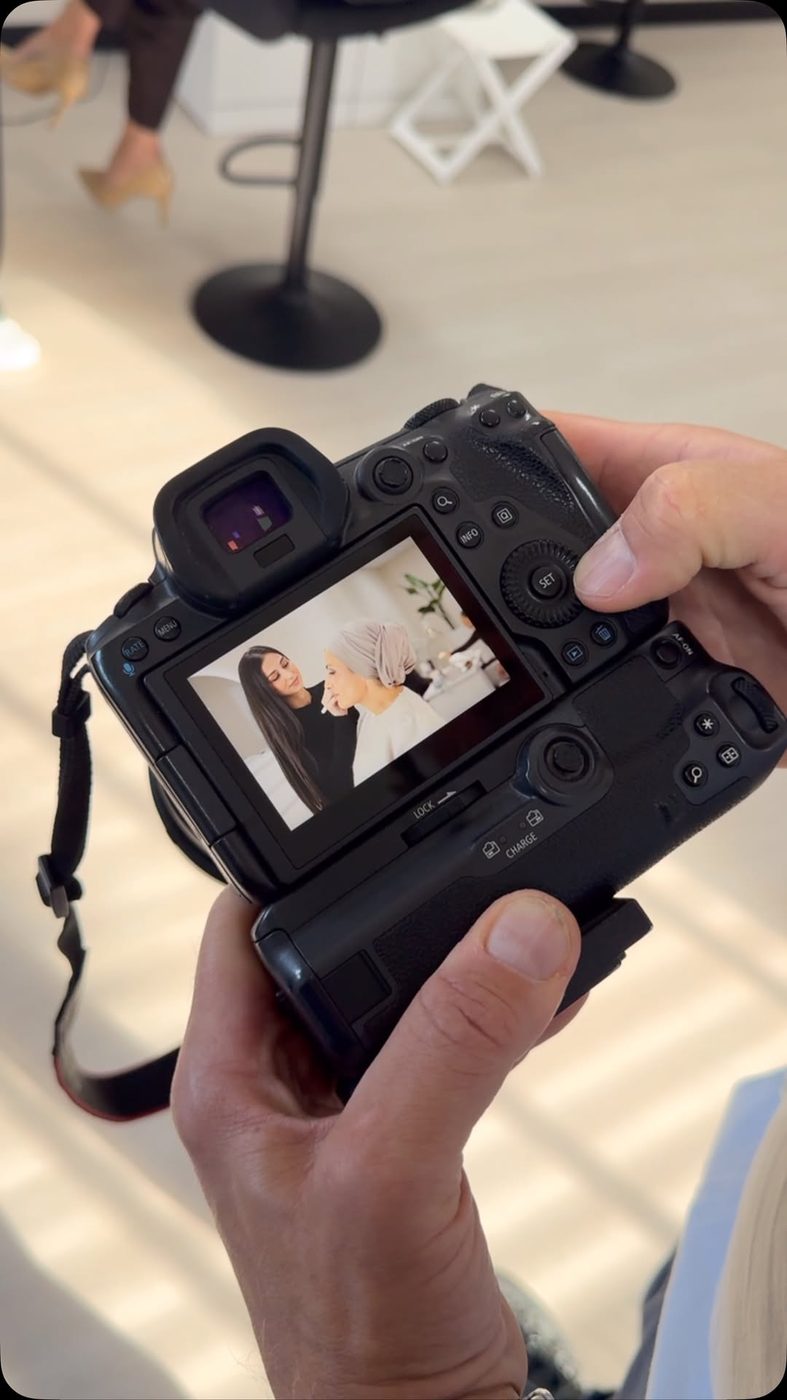 Camera met op het scherm de fotoshoot voor Fijn Magazine