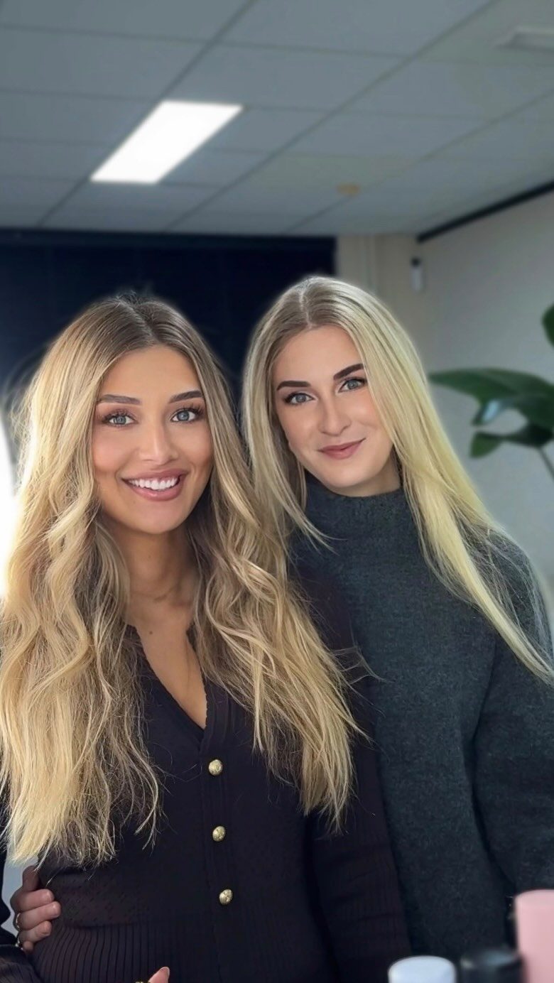 Twee vriendinnen met make-up voor een avond uit