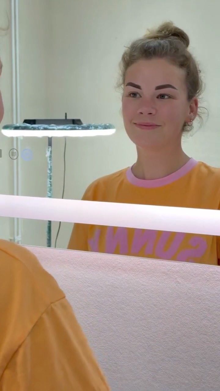Klant in de spiegel na een powderbrows touch-up