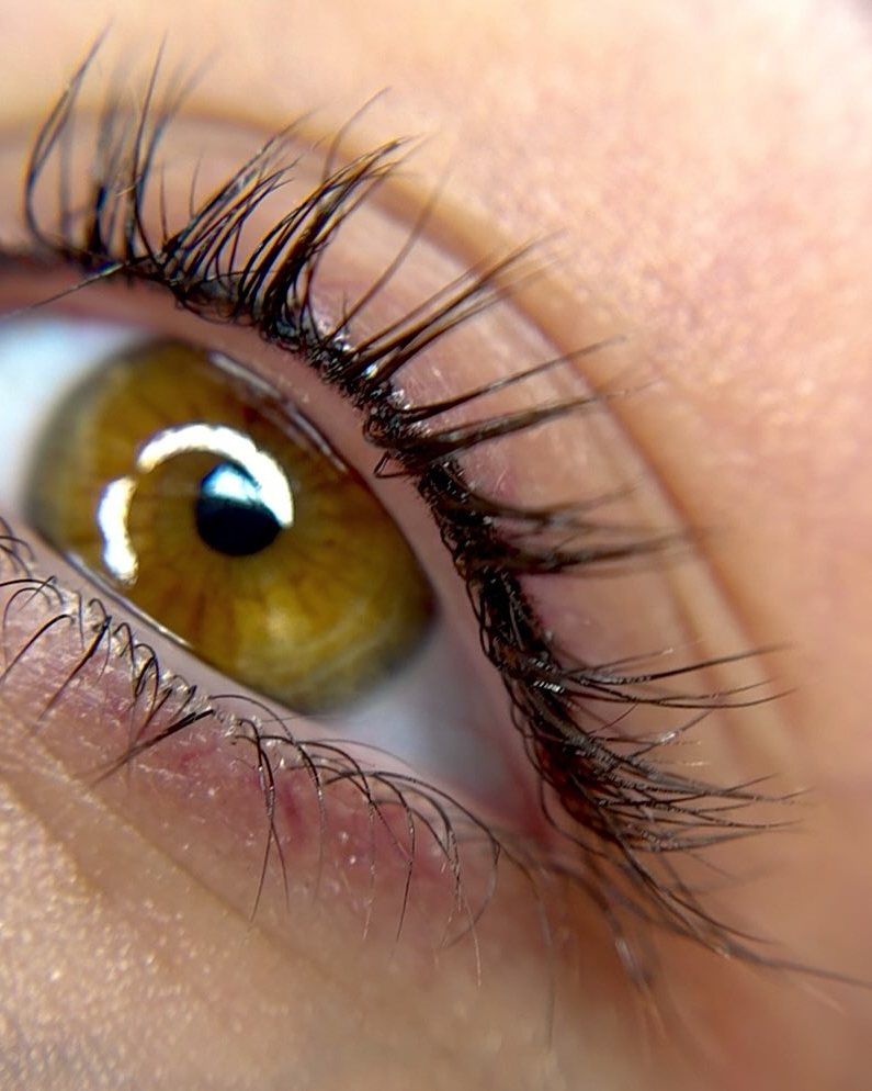 Oog met infralash tussen de wimpers, van dichtbij