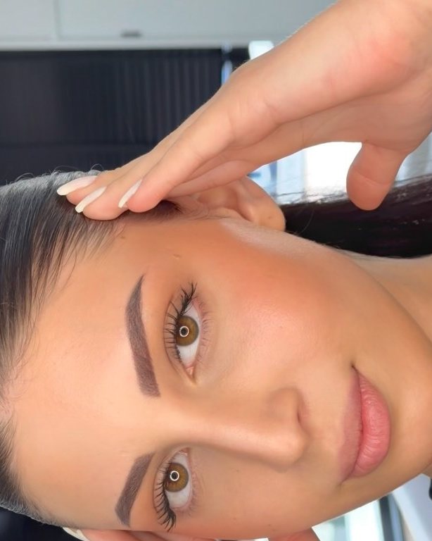 Klant met powderbrows, van dichtbij